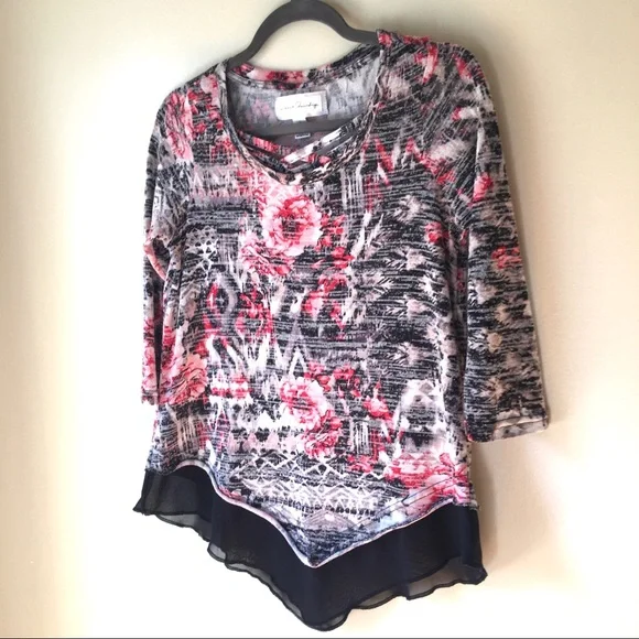 French Laundry Top Floral Size Small 3/4 sleeves V shaped hem - Picture 2 of 10
